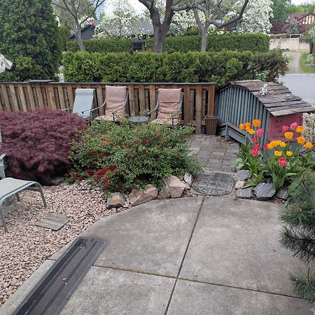 Beds By The Bridge Bed & Breakfast Kelowna Exterior photo