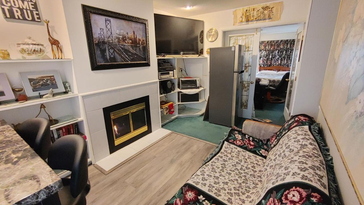 Beds By The Bridge Bed & Breakfast Kelowna Exterior photo