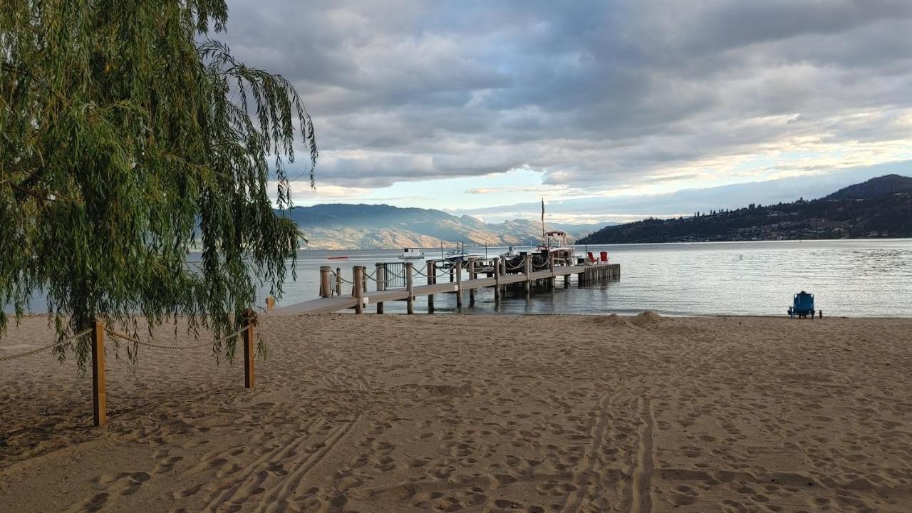 Beds By The Bridge Bed & Breakfast Kelowna Exterior photo