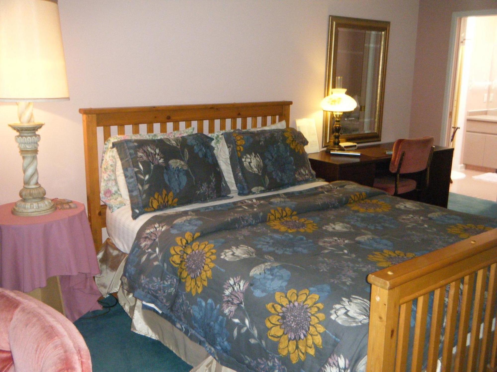 Beds By The Bridge Bed & Breakfast Kelowna Room photo