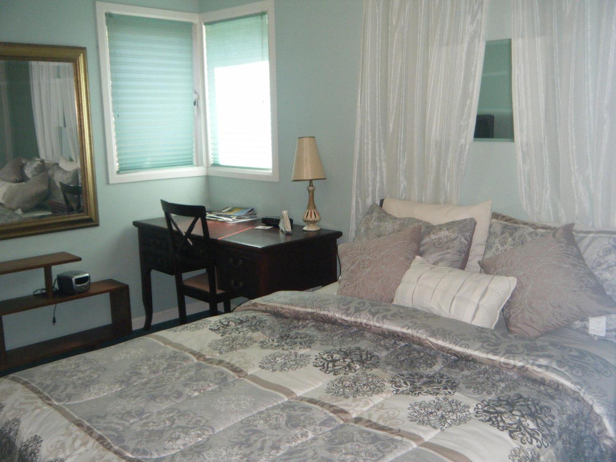 Beds By The Bridge Bed & Breakfast Kelowna Room photo