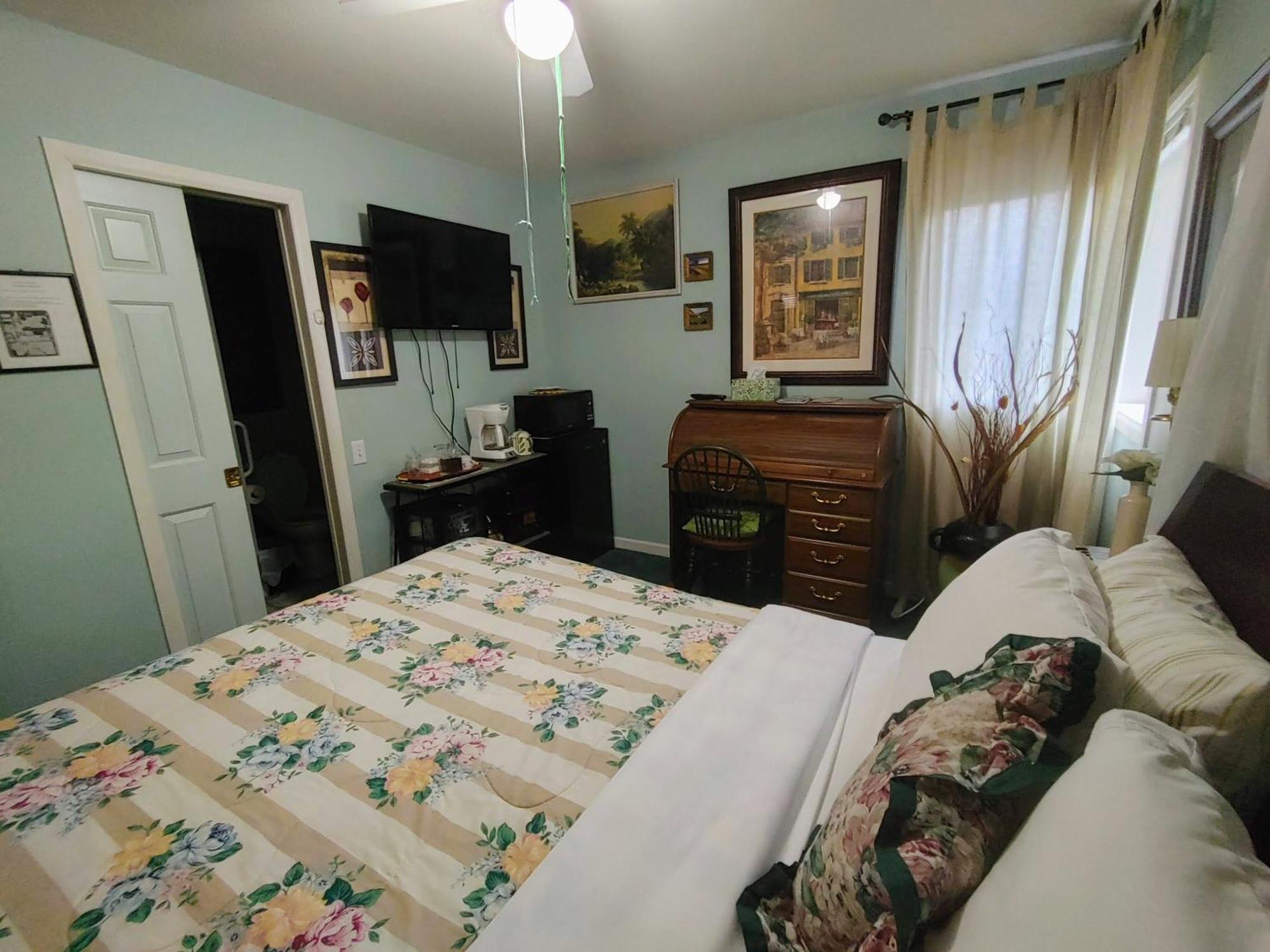 Beds By The Bridge Bed & Breakfast Kelowna Exterior photo