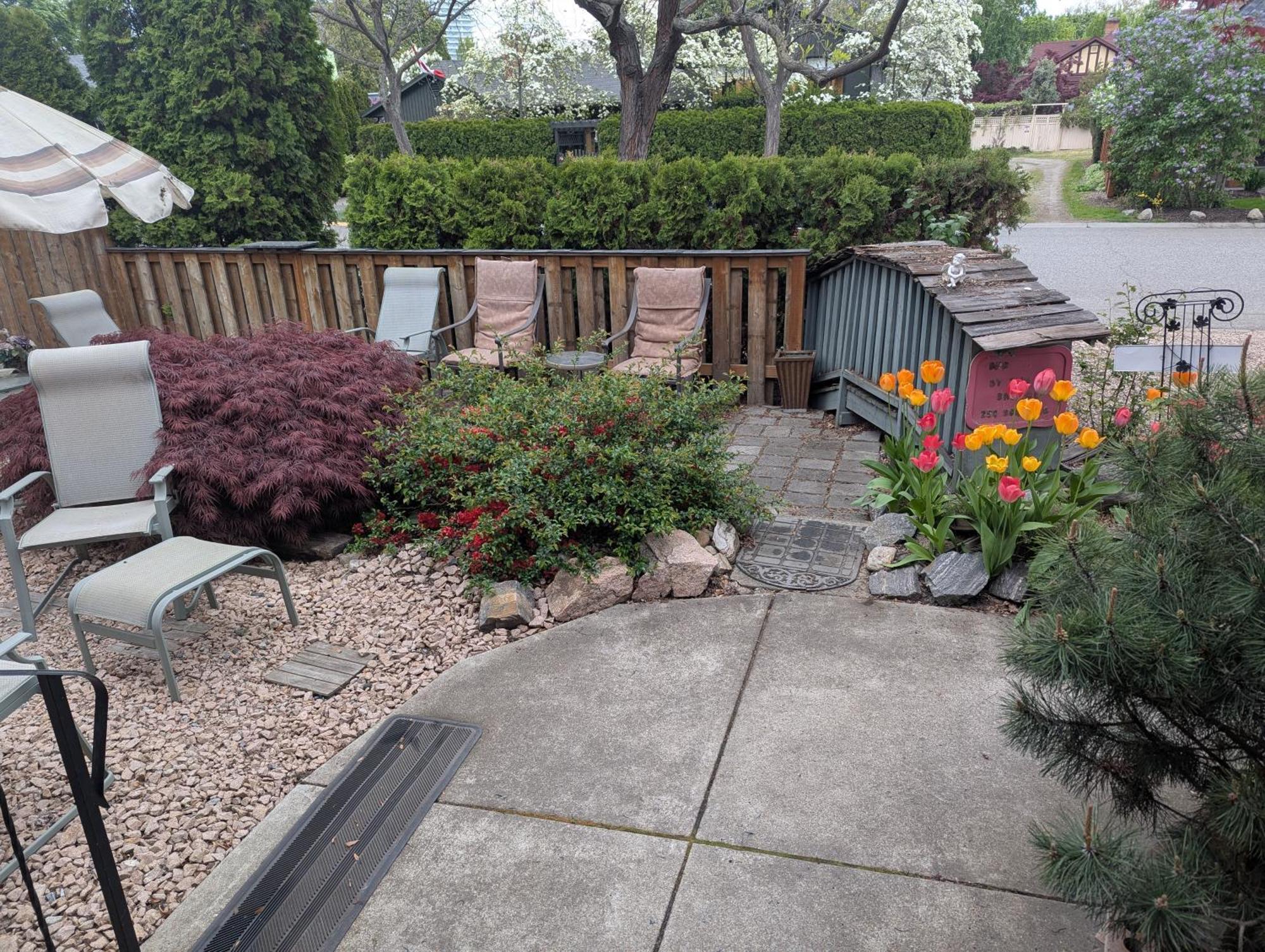 Beds By The Bridge Bed & Breakfast Kelowna Exterior photo
