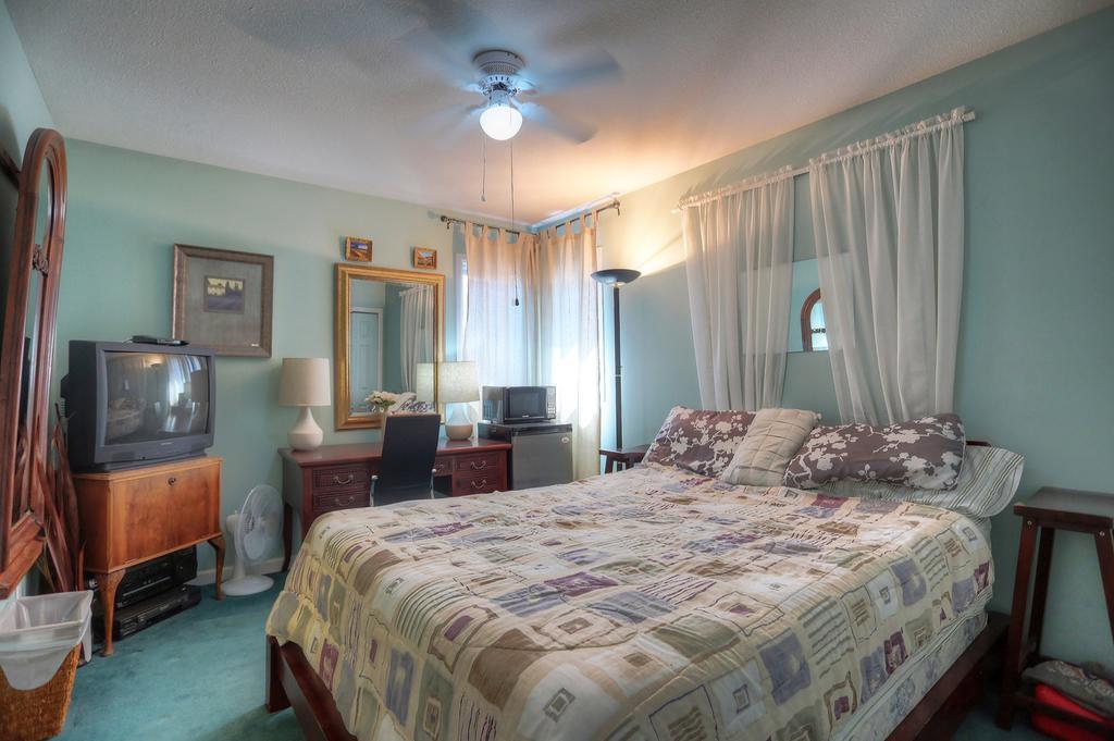 Beds By The Bridge Bed & Breakfast Kelowna Exterior photo